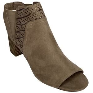 Yellow Box New with Tags Beige Taupe Block Heeled Sandal Style Modesty Size 11